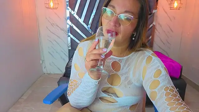 Snapshot of MaylinRosse_ chatting on 06/18/26, 06:45 MaylinRosse online show from 06/18/26, 06:45
