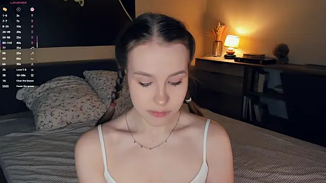 Snapshot of MaliaBourraine chatting on 12/17/25, 07:03 MaliaBourraine online show from 12/17/25, 07:03