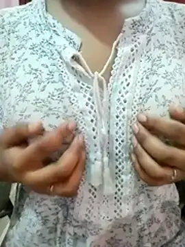 pari rani7 online show from 10/22/25, 04:02