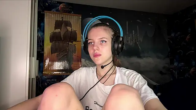 Elira Breeze online show from 11/12/25, 12:27