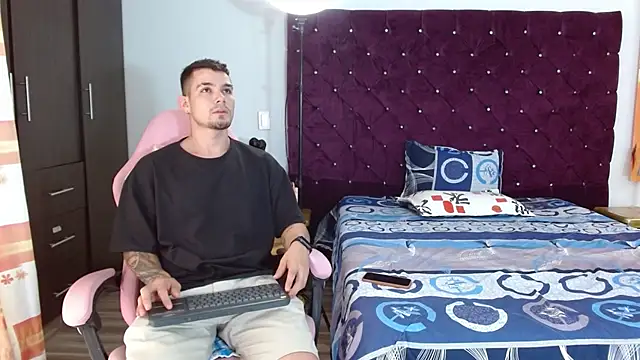 BooyHott  online show from 11/08/25, 06:51