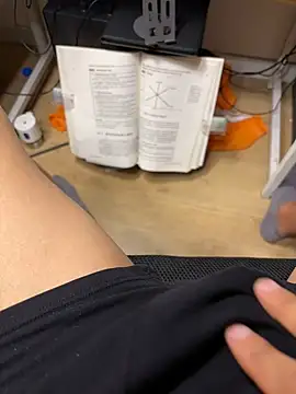 Snapshot of leeyoung_ chatting on 10/04/25, 02:15 leeyoung  online show from 10/04/25, 02:15