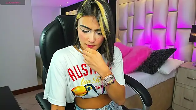 Snapshot of LuisaJonnes_ chatting on 11/06/25, 03:24 LuisaJonnes online show from 11/06/25, 03:24