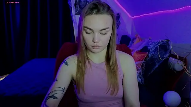 KitsyMoore online show from 10/28/25, 01:14