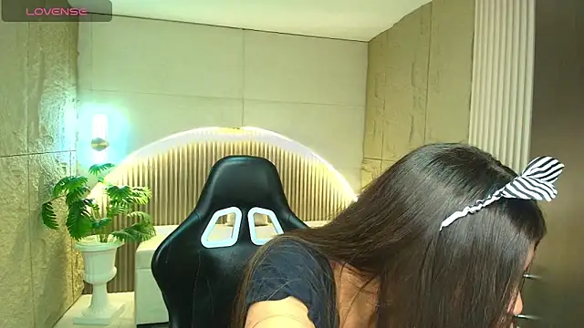 dany r  online show from 11/18/25, 02:43