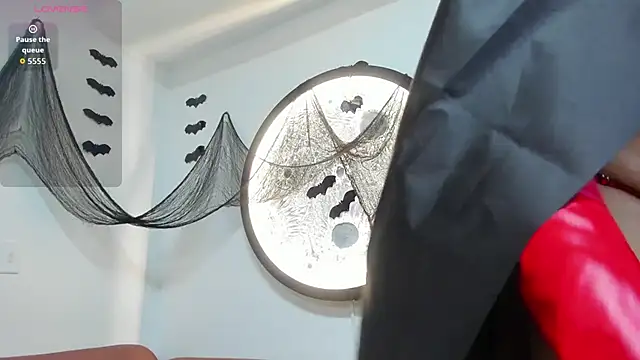 Isabella-Rosssi online show from 10/31/25, 04:46