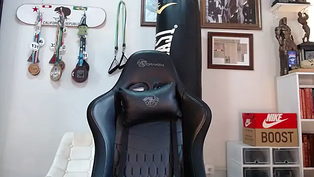 Snapshot of henryhadesflirt chatting on 01/06/26, 12:20 henryhadesflirt online show from 01/06/26, 12:20