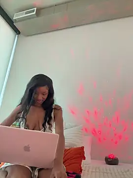 Snapshot of LoveDreaux chatting on 12/16/25, 08:14 LoveDreaux online show from 12/16/25, 08:14