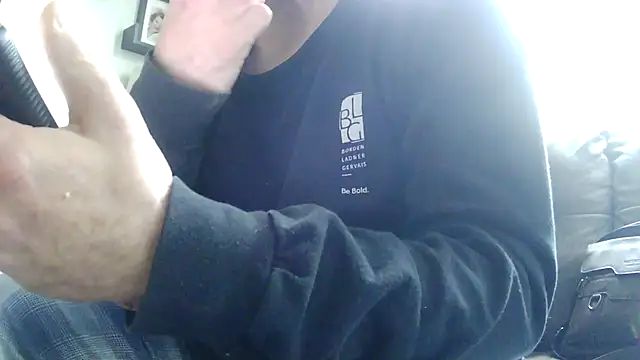 Snapshot of Bearchaser2025 chatting on 11/15/25, 01:40 Bearchaser2025 online show from 11/15/25, 01:40