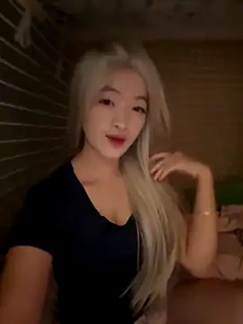 Snapshot of Tramy_xx chatting on 10/15/25, 03:39 Tramy xx online show from 10/15/25, 03:39