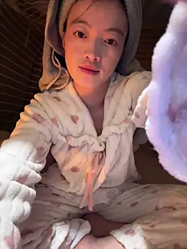 Snapshot of Tramy_xx chatting on 10/16/25, 03:24 Tramy xx online show from 10/16/25, 03:24