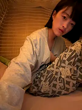 Snapshot of Tramy_xx chatting on 10/17/25, 03:36 Tramy xx online show from 10/17/25, 03:36