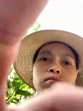 Snapshot of Halyy_xx chatting on 10/29/25, 01:08 Halyy xx online show from 10/29/25, 01:08