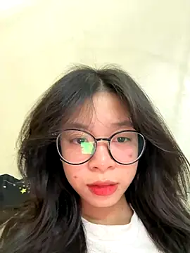 Snapshot of mau15_ chatting on 10/19/25, 09:43 mau15 online show from 10/19/25, 09:43