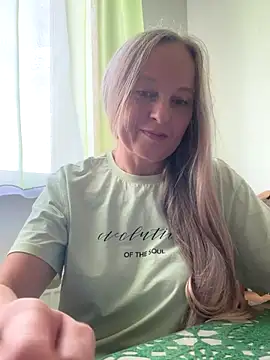 Snapshot of B_i_r_d_i_e chatting on 09/20/25, 11:00 B i r d i e online show from 09/20/25, 11:00