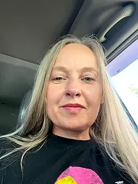 Snapshot of B_i_r_d_i_e chatting on 09/22/25, 12:18 B i r d i e online show from 09/22/25, 12:18