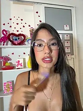 Snapshot of Julieta_Duque chatting on 02/08/26, 02:15 Julieta Duque online show from 02/08/26, 02:15