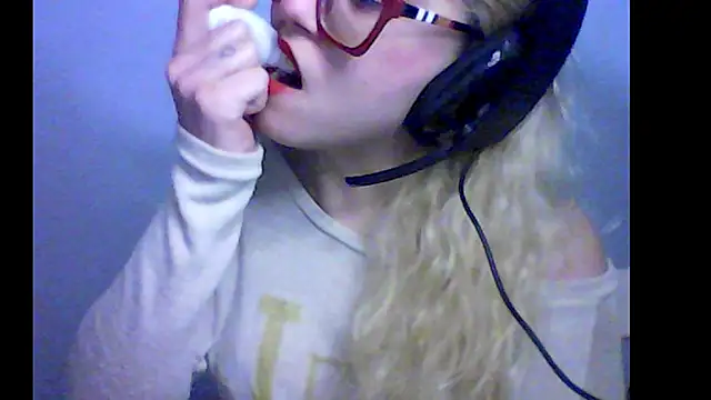 Snapshot of BlondieTami chatting on 10/10/25, 05:01 BlondieTami online show from 10/10/25, 05:01