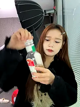 Snapshot of YY-27 chatting on 10/23/25, 04:45 YY-27 online show from 10/23/25, 04:45