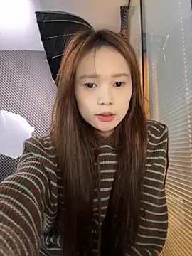 Snapshot of YY-27 chatting on 10/28/25, 05:11 YY-27 online show from 10/28/25, 05:11