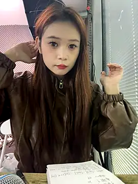 Snapshot of YY-27 chatting on 11/04/25, 04:22 YY-27 online show from 11/04/25, 04:22