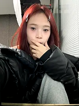 Snapshot of YY-27 chatting on 11/18/25, 04:44 YY-27 online show from 11/18/25, 04:44