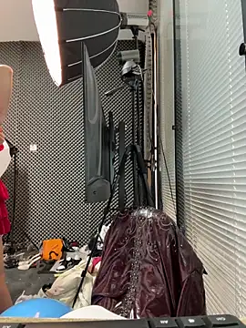 Snapshot of YY-27 chatting on 11/19/25, 11:10 YY-27 online show from 11/19/25, 11:10