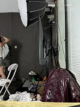 Snapshot of YY-27 chatting on 11/20/25, 09:20 YY-27 online show from 11/20/25, 09:20