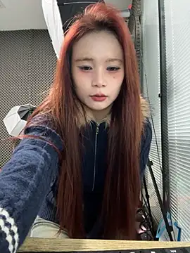 Snapshot of YY-27 chatting on 12/04/25, 04:55 YY-27 online show from 12/04/25, 04:55