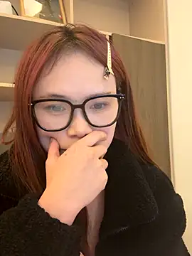 Snapshot of YY-27 chatting on 12/18/25, 05:19 YY-27 online show from 12/18/25, 05:19