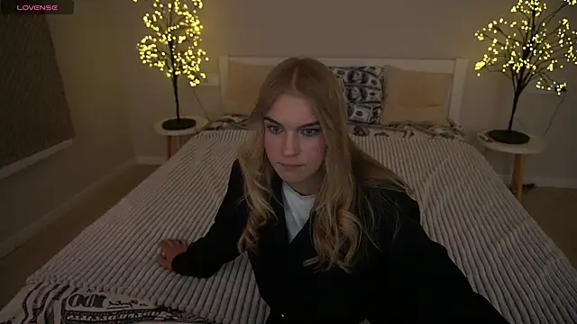 AlinaLiii online show from 11/22/25, 08:52