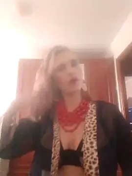 Snapshot of LaraDiva7799 chatting on 10/27/25, 10:52 LaraDiva7799 online show from 10/27/25, 10:52