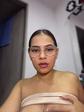 Snapshot of Valery_lux16 chatting on 03/21/26, 03:04 Valery lux16 online show from 03/21/26, 03:04