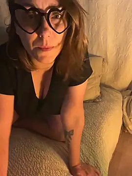 Snapshot of Reine_du_Vice84 chatting on 01/11/26, 04:01 Reine du Vice84 online show from 01/11/26, 04:01