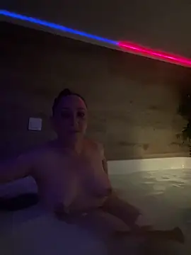 Snapshot of Reine_du_Vice84 chatting on 02/23/26, 01:36 Reine du Vice84 online show from 02/23/26, 01:36