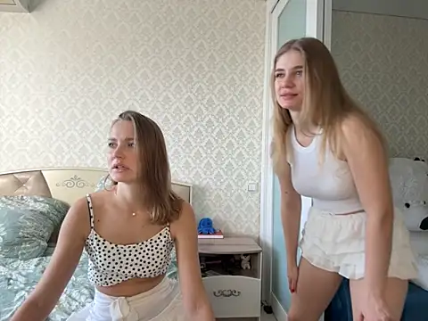 twoflowersshy online show from 10/04/25, 06:11