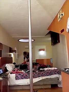 Snapshot of transreyna chatting on 01/01/25, 08:58 transreyna online show from 01/01/25, 08:58