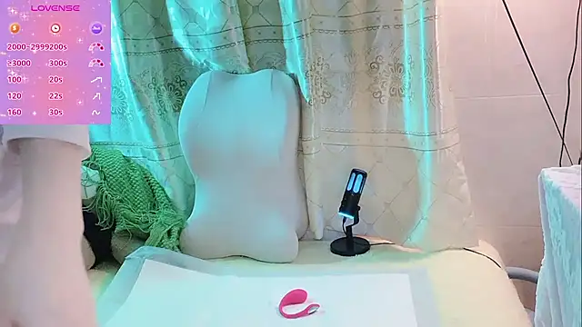 White-Lia online show from 09/30/25, 07:52