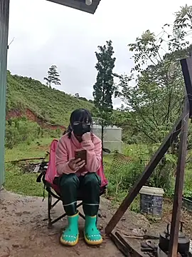 Snapshot of Helen-Tran chatting on 10/27/25, 01:42 Helen-Tran online show from 10/27/25, 01:42