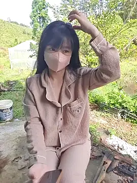 Snapshot of Helen-Tran chatting on 11/10/25, 01:37 Helen-Tran online show from 11/10/25, 01:37