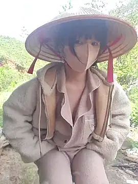 Snapshot of Helen-Tran chatting on 11/12/25, 02:45 Helen-Tran online show from 11/12/25, 02:45