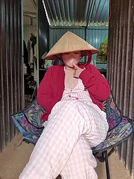 Snapshot of Helen-Tran chatting on 11/27/25, 02:24 Helen-Tran online show from 11/27/25, 02:24