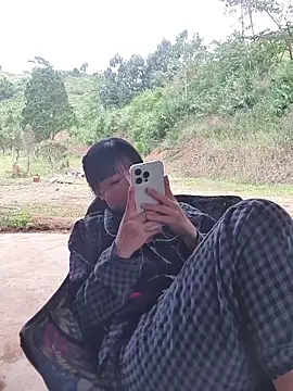 Snapshot of Helen-Tran chatting on 11/29/25, 09:23 Helen-Tran online show from 11/29/25, 09:23