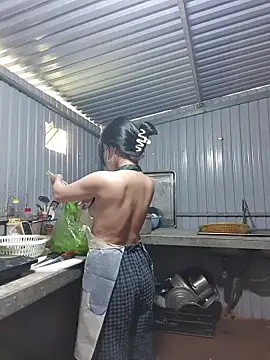 Snapshot of Helen-Tran chatting on 12/18/25, 05:35 Helen-Tran online show from 12/18/25, 05:35