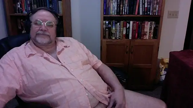 Snapshot of Vinyl22@xh chatting on 03/08/26, 06:06 Vinyl22xh online show from 03/08/26, 06:06