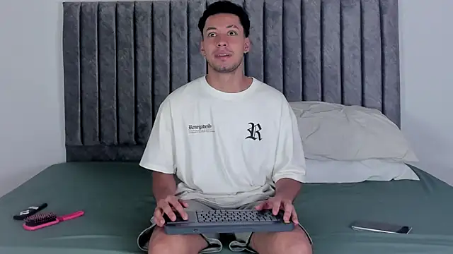 Snapshot of aroncooper1 chatting on 10/02/25, 12:23 aroncooper1 online show from 10/02/25, 12:23