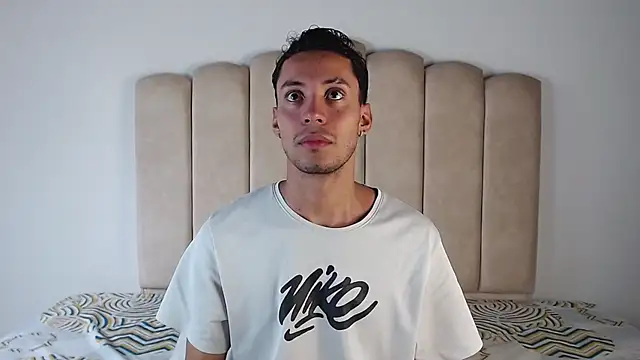 Snapshot of aroncooper1 chatting on 11/02/25, 08:11 aroncooper1 online show from 11/02/25, 08:11