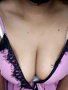 Snapshot of LylyCii96 chatting on 10/26/25, 04:40 LylyCii96 online show from 10/26/25, 04:40