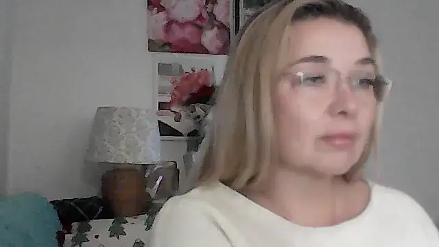 Myrienna online show from 12/16/25, 10:48