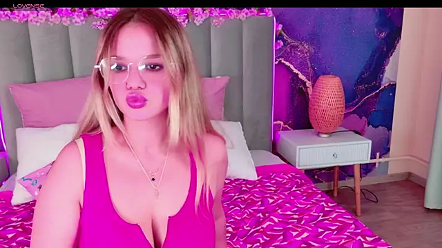 KellyHayden online show from 10/21/25, 03:24